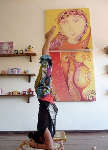 Kopfstand in einer Kunstgallerie, Thailand